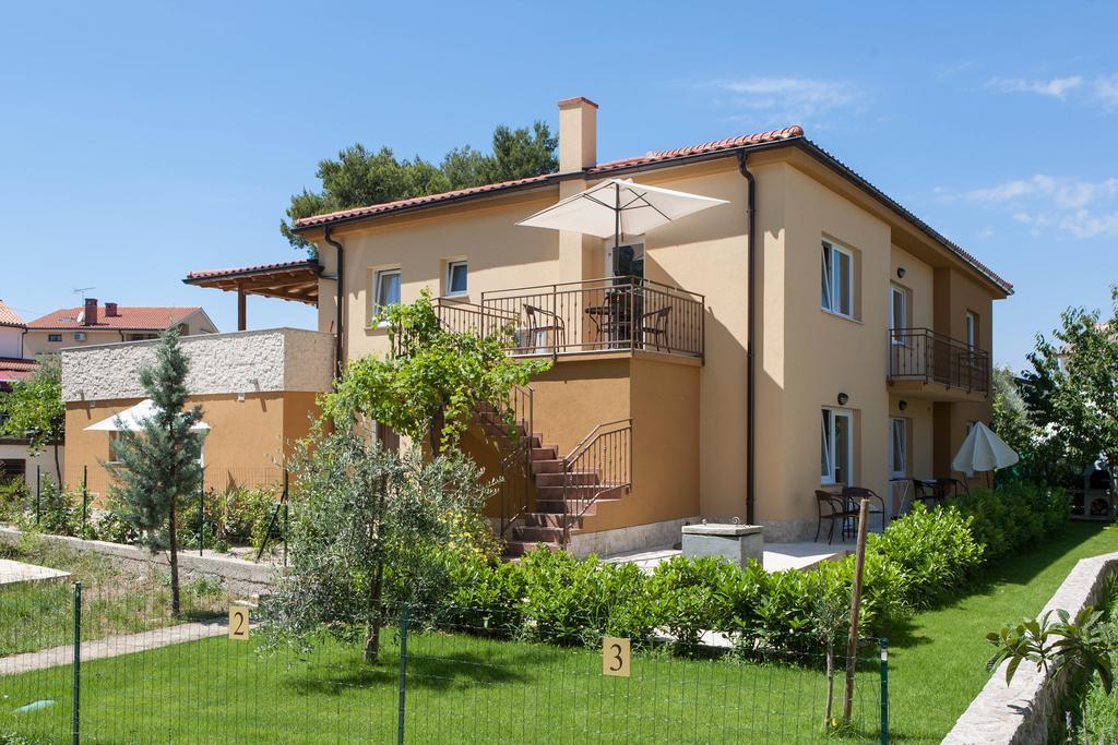Apartments Laura Krk Town Exterior foto
