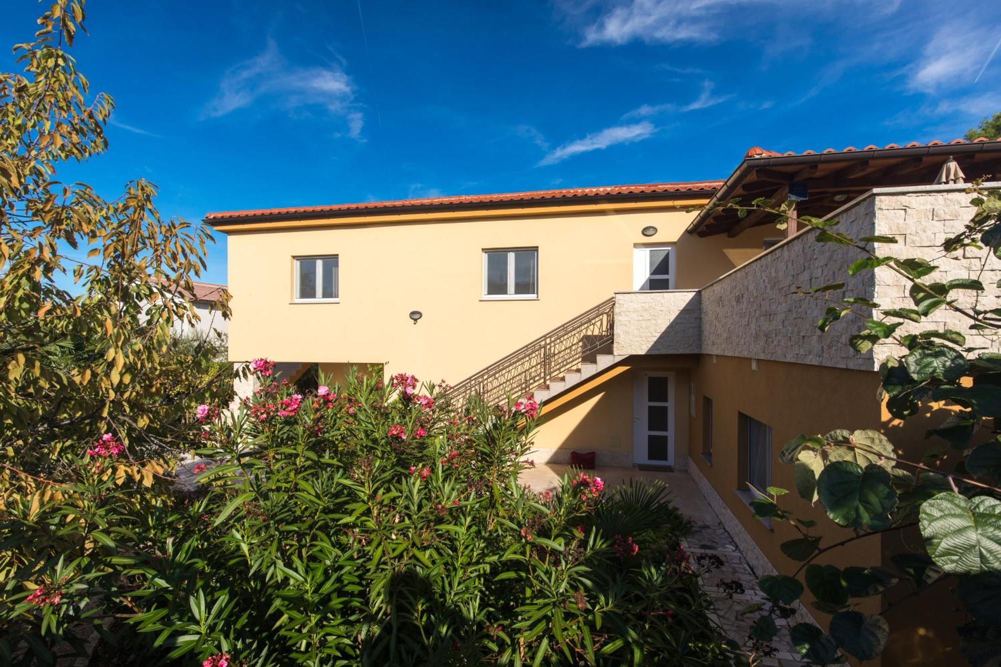 Apartments Laura Krk Town Exterior foto