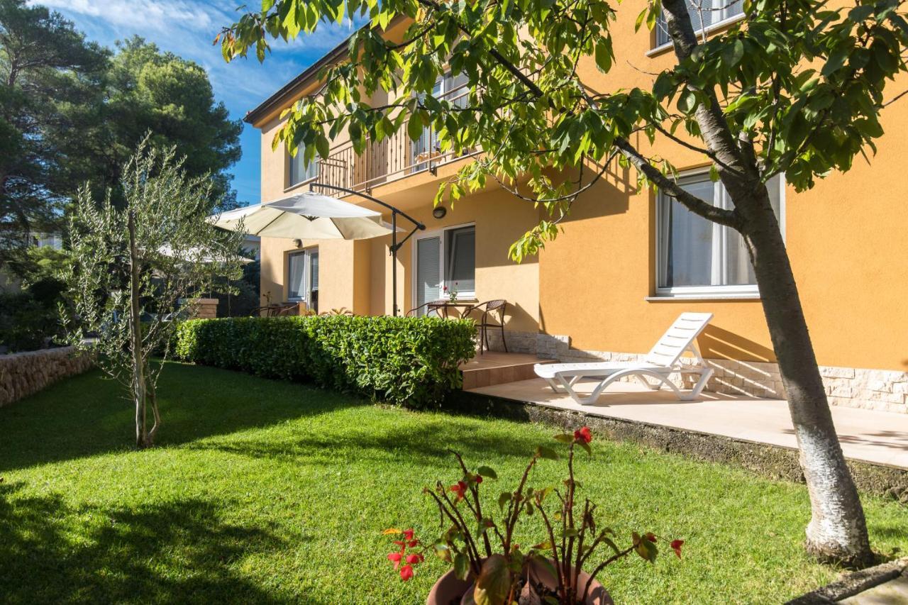Apartments Laura Krk Town Exterior foto
