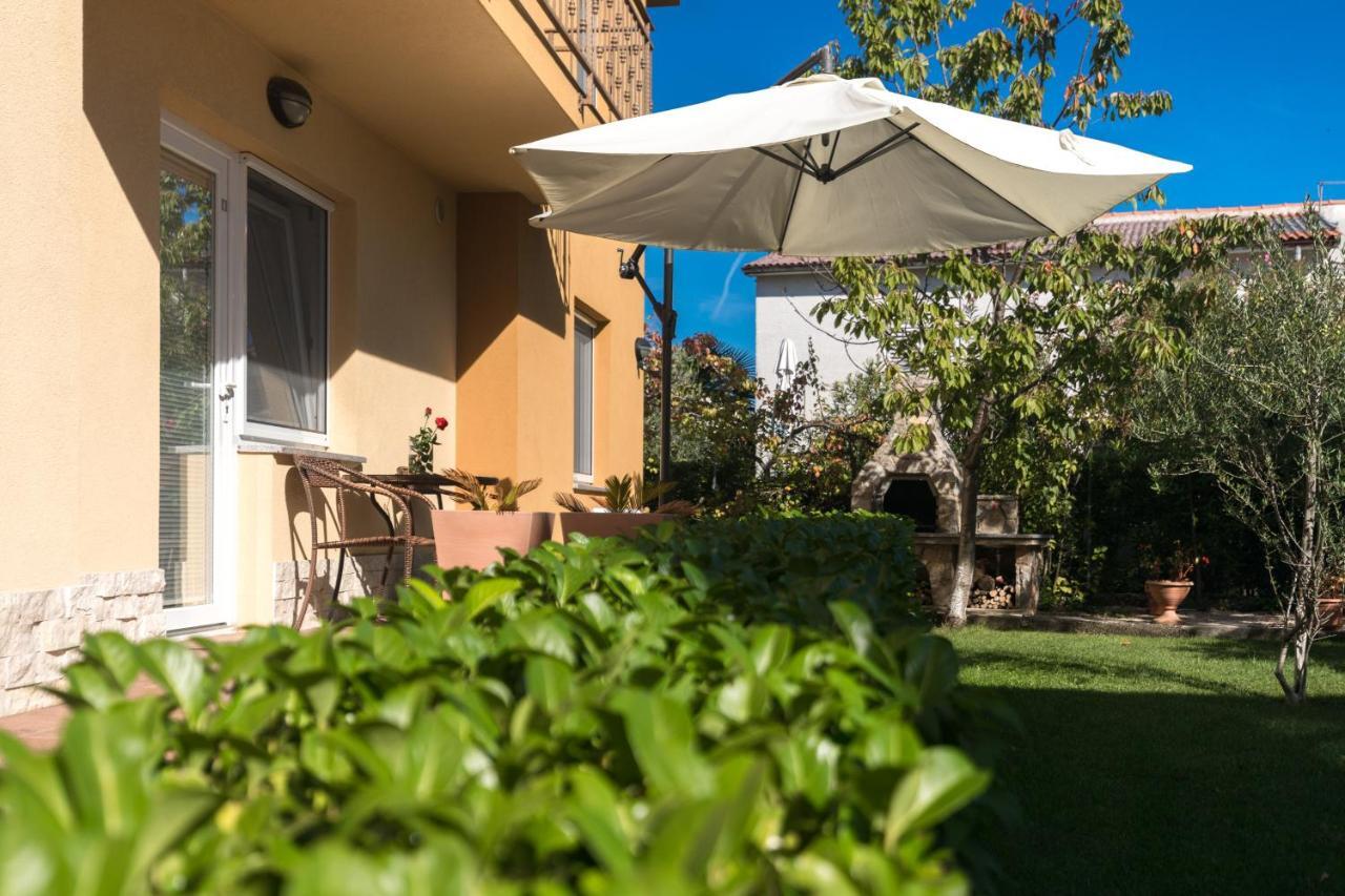 Apartments Laura Krk Town Exterior foto