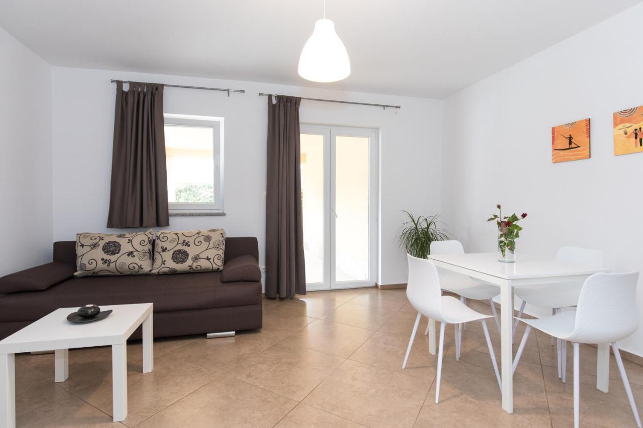 Apartments Laura Krk Town Exterior foto