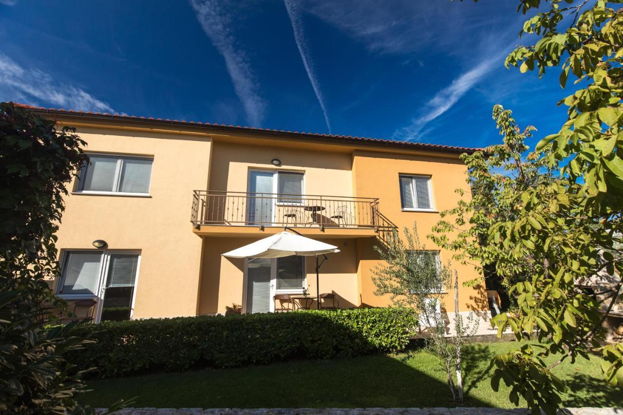 Apartments Laura Krk Town Exterior foto