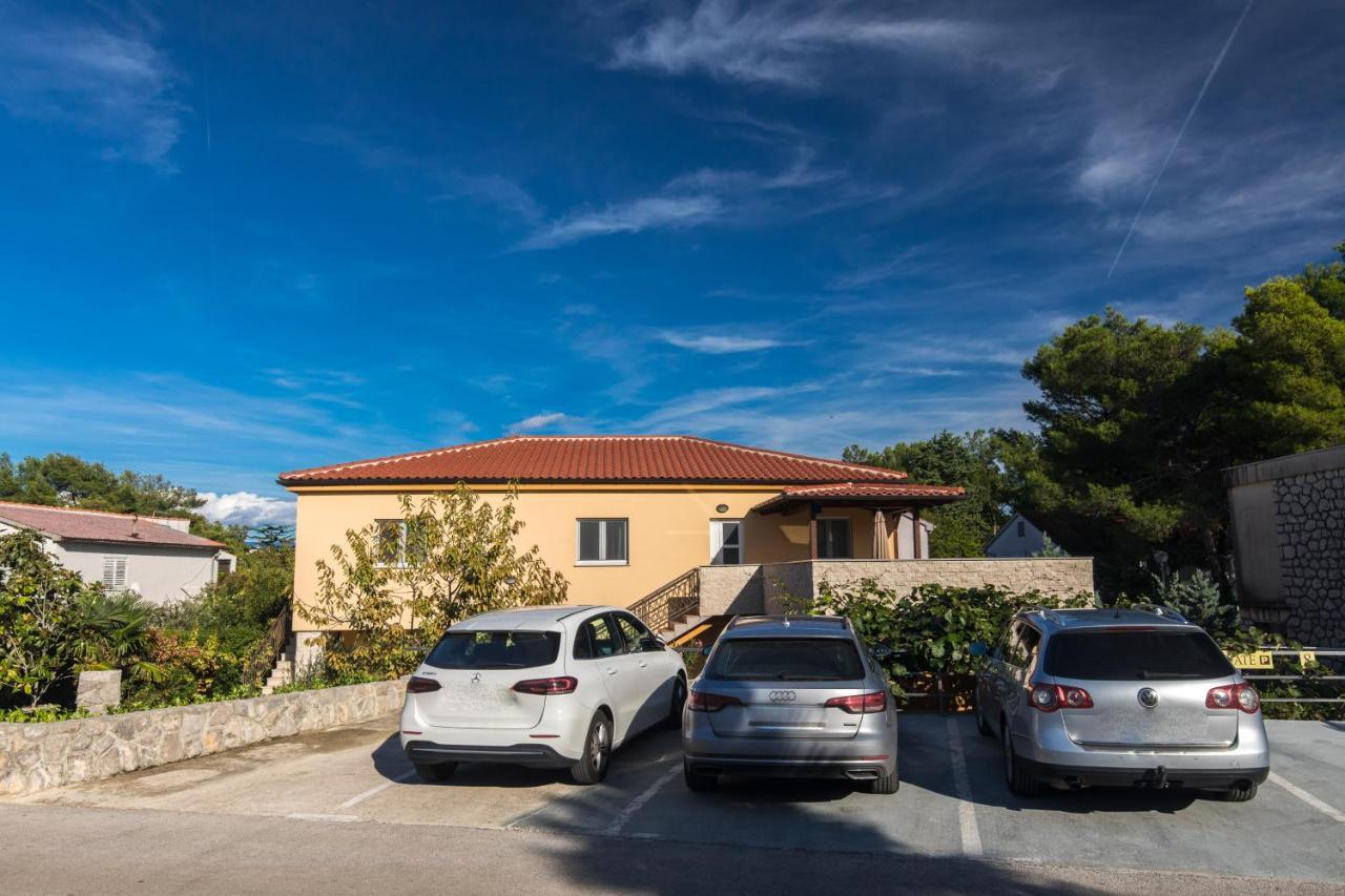 Apartments Laura Krk Town Exterior foto