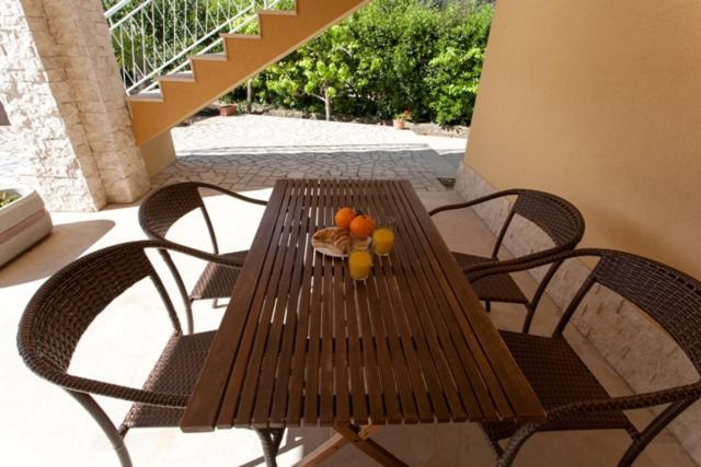 Apartments Laura Krk Town Exterior foto