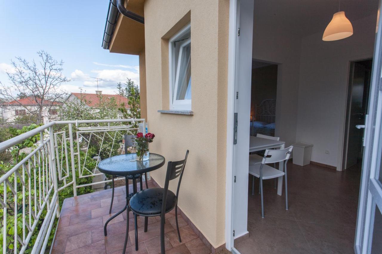 Apartments Laura Krk Town Exterior foto